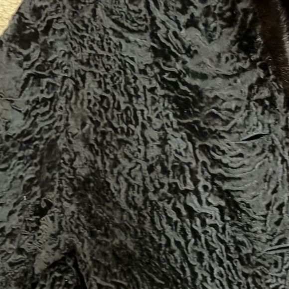 Vintage lambs fur coat with fur collar from Maple Furriers in Oak Park Illinois. - Picture 9 of 11